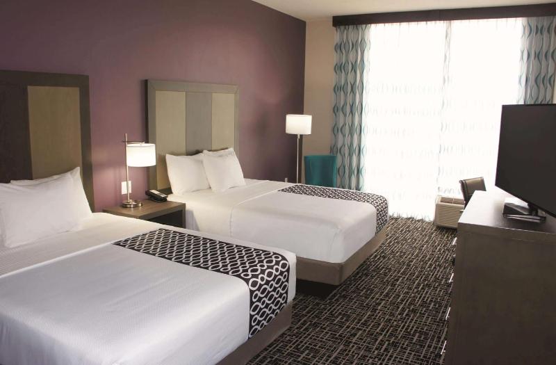 Queen Room with Two Queen Beds image 2
