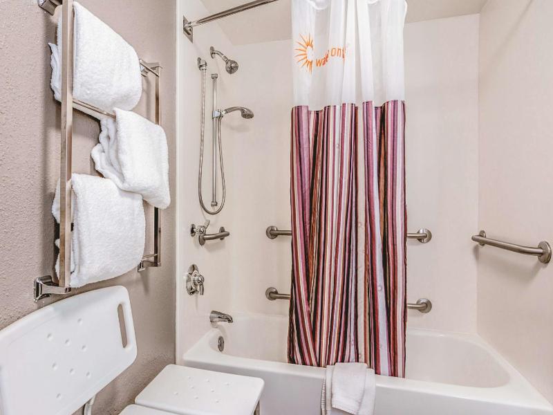 La Quinta Inn & Suites by Wyndham Phoenix Scottsdale - image 18