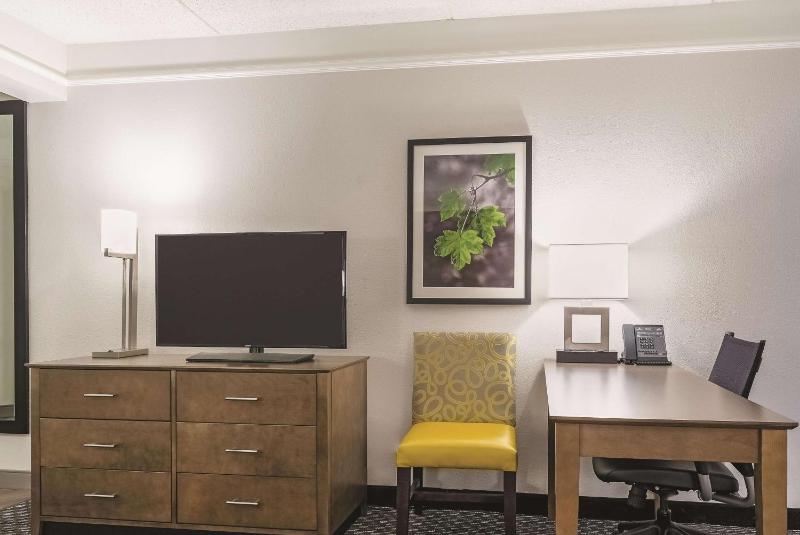 King Room with Mobility Access and Bath tub - Non-Smoking image 2