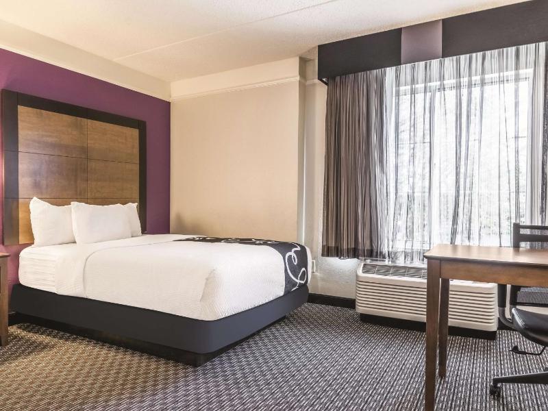 Deluxe Double Room with Two Double Beds image 3