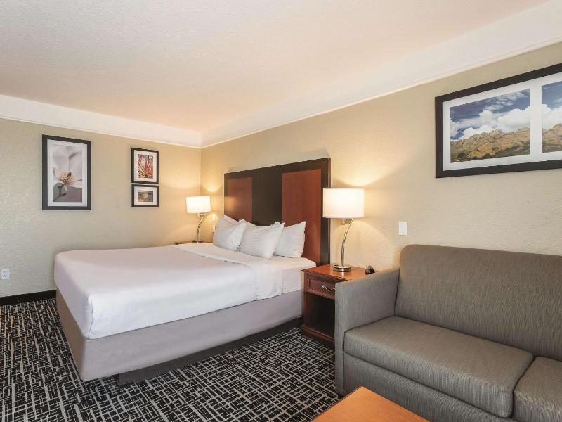 King Room - Non-Smoking image 2