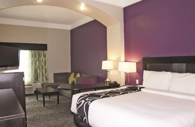 Deluxe King Room with Bath Tub - Mobility/Hearing Accessible - Non-Smoking image 2