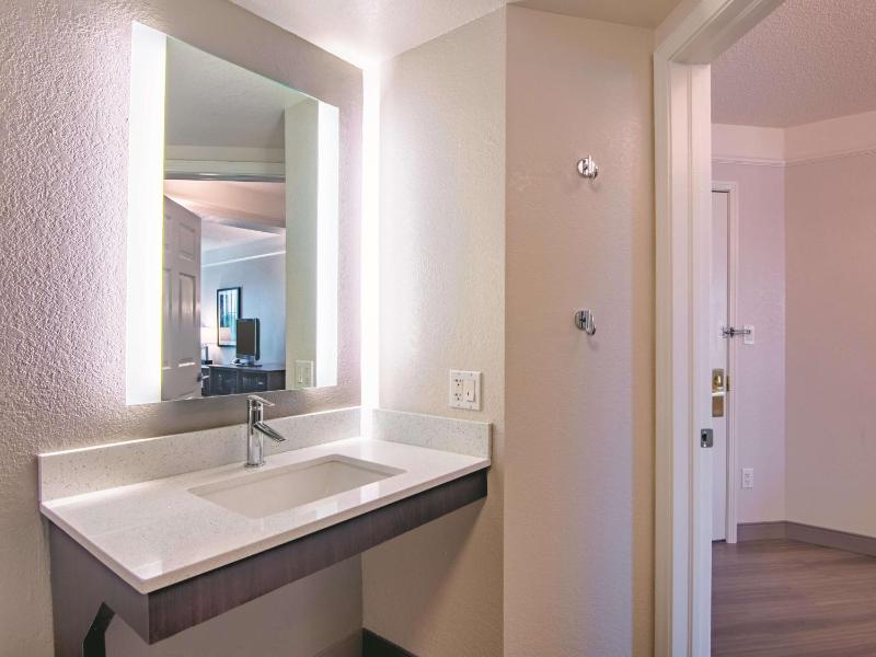Double Room with Two Double Beds and Courtyard View - Mobility and Hearing Impaired Access/Non-Smoking image 2