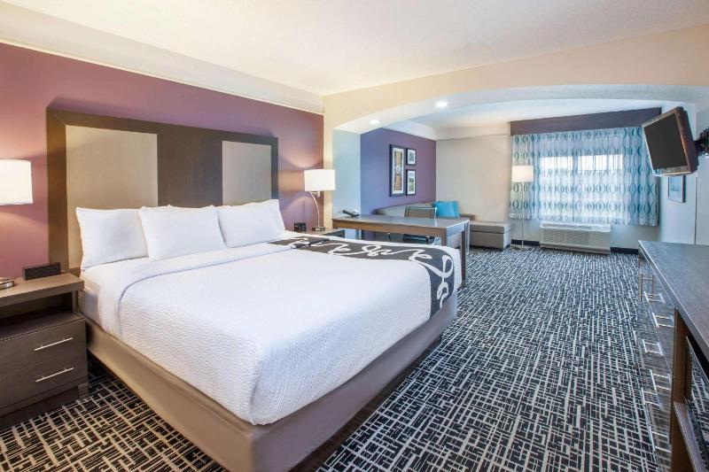 Deluxe King Room image 2