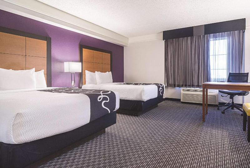 Deluxe Double Room with Two Double Beds - Non-Smoking image 4