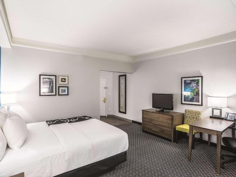 Deluxe King Room image 3