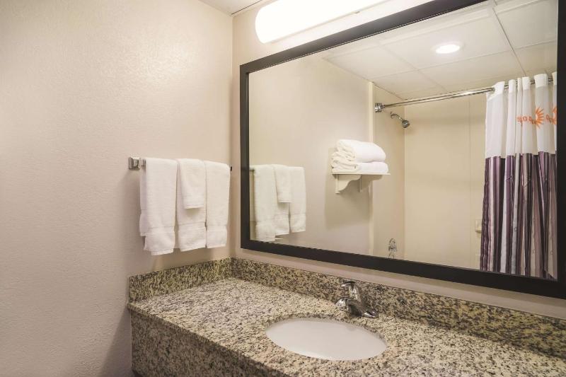 King Room - Non-Smoking image 2