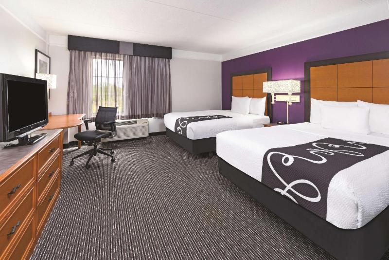 Double Room with Two Double Beds and Bath Tub - Mobility/Hearing Accessible - Non-Smoking image 4