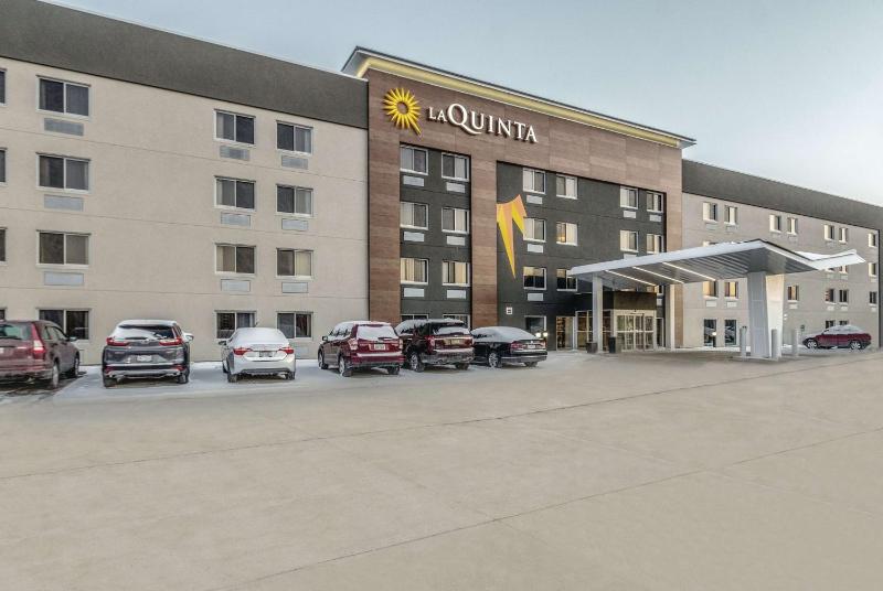La Quinta Inn & Suites by Wyndham Cleveland - Airport North - image 36