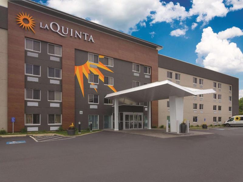 La Quinta Inn & Suites by Wyndham Cleveland - Airport North - image 1