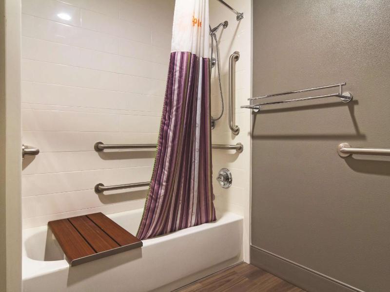 La Quinta Inn & Suites by Wyndham Cleveland - Airport North - image 18