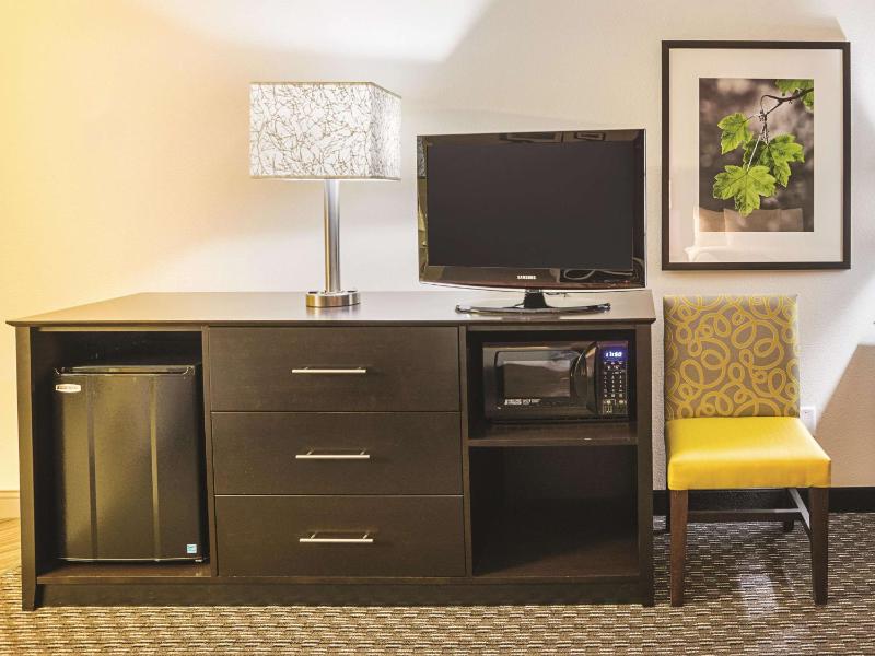 Double Room with Two Double Beds - Disability Access image 3