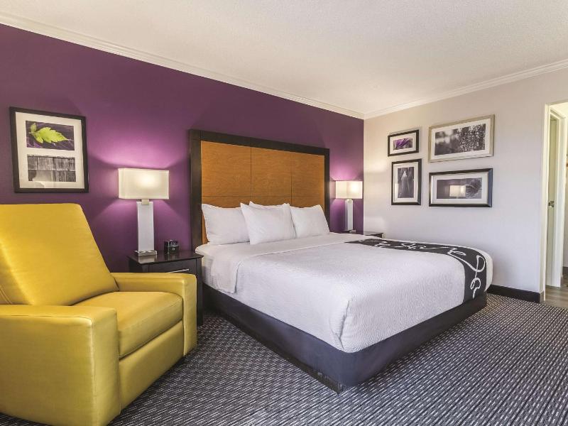 La Quinta Inn & Suites by Wyndham Phoenix Scottsdale - image 3