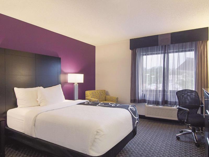 La Quinta Inn & Suites by Wyndham Cleveland - Airport North - image 11