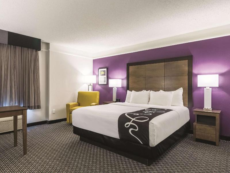 Deluxe King Room image 3