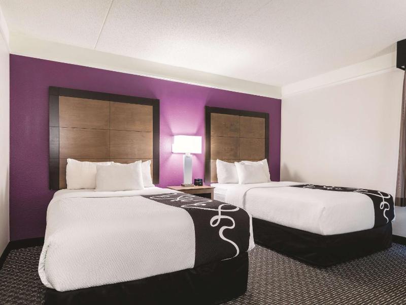 Doube Room with Two Double Beds and Roll-In Shower - Mobility/Hearing Accessible - Non-Smoking image 3