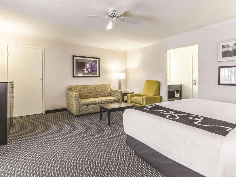 La Quinta Inn & Suites by Wyndham Cleveland - Airport North - image 19