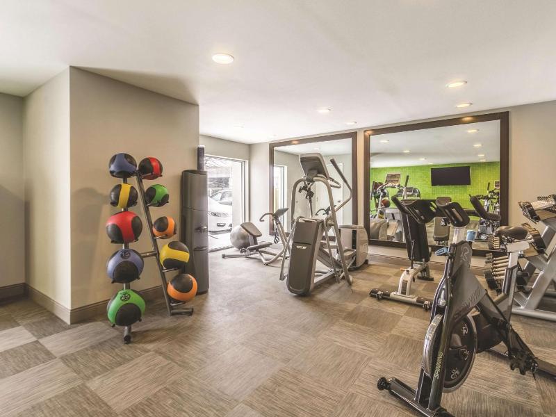 La Quinta Inn & Suites by Wyndham Cleveland - Airport North - image 35