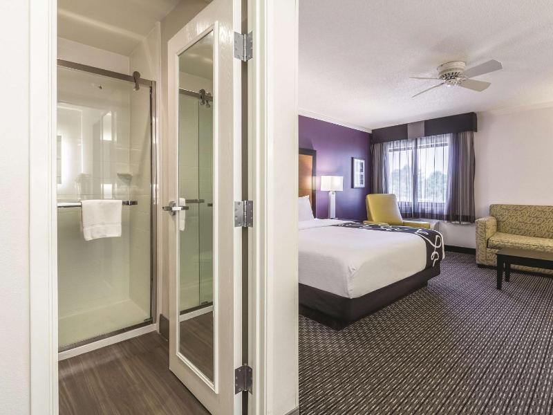 La Quinta Inn & Suites by Wyndham Cleveland - Airport North - image 3