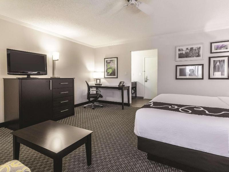 La Quinta Inn & Suites by Wyndham Cleveland - Airport North - image 10