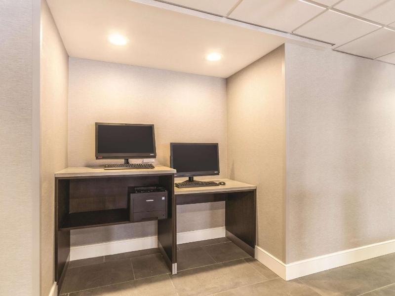 La Quinta Inn & Suites by Wyndham Cleveland - Airport North - image 16