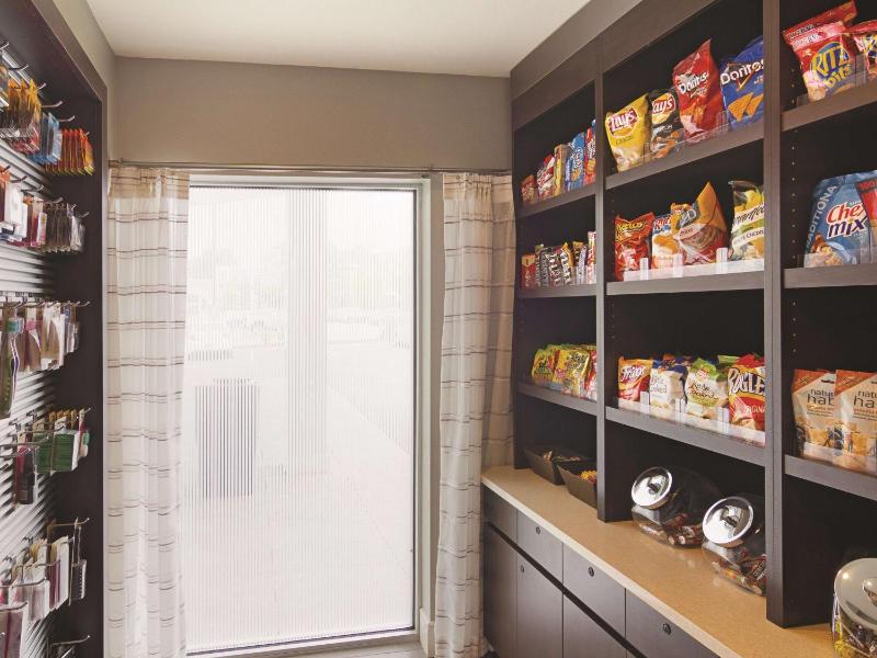 La Quinta Inn & Suites by Wyndham Cleveland - Airport North - image 37