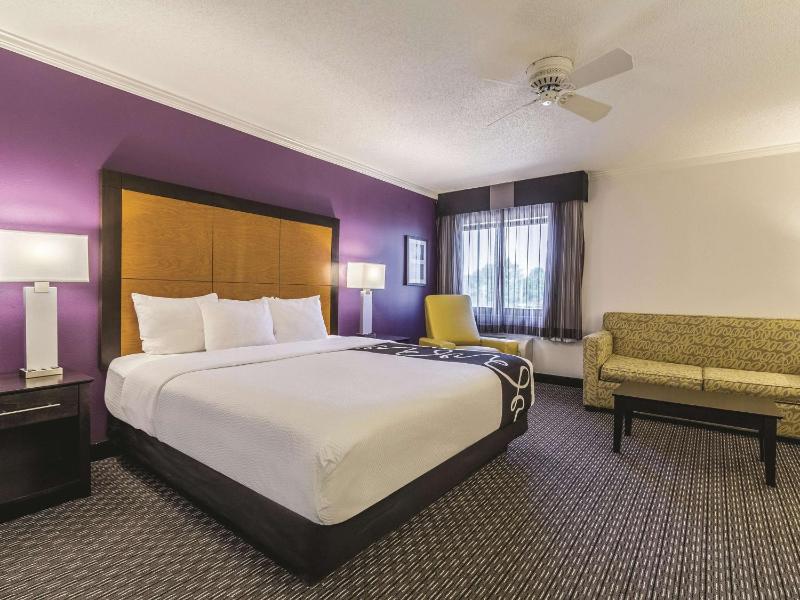 La Quinta Inn & Suites by Wyndham Cleveland - Airport North - image 26
