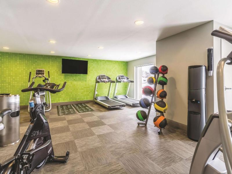 La Quinta Inn & Suites by Wyndham Cleveland - Airport North - image 2