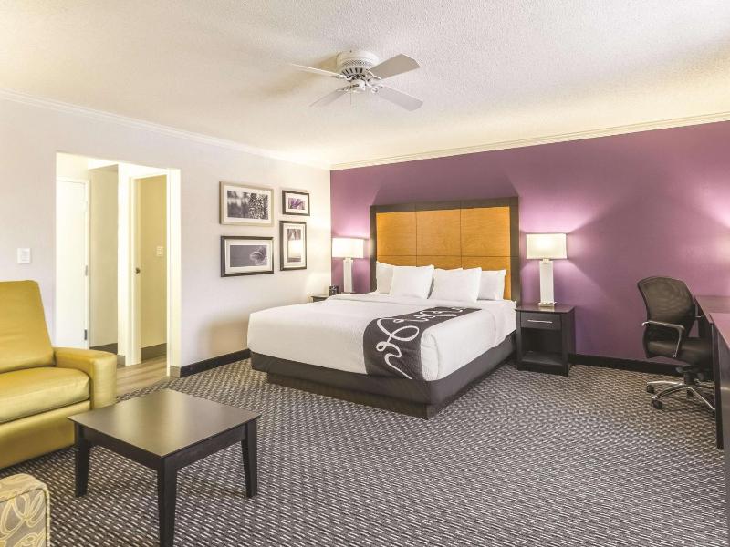 La Quinta Inn & Suites by Wyndham Cleveland - Airport North - image 43