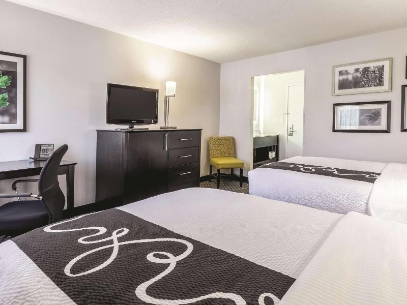 La Quinta Inn & Suites by Wyndham Cleveland - Airport North - image 22