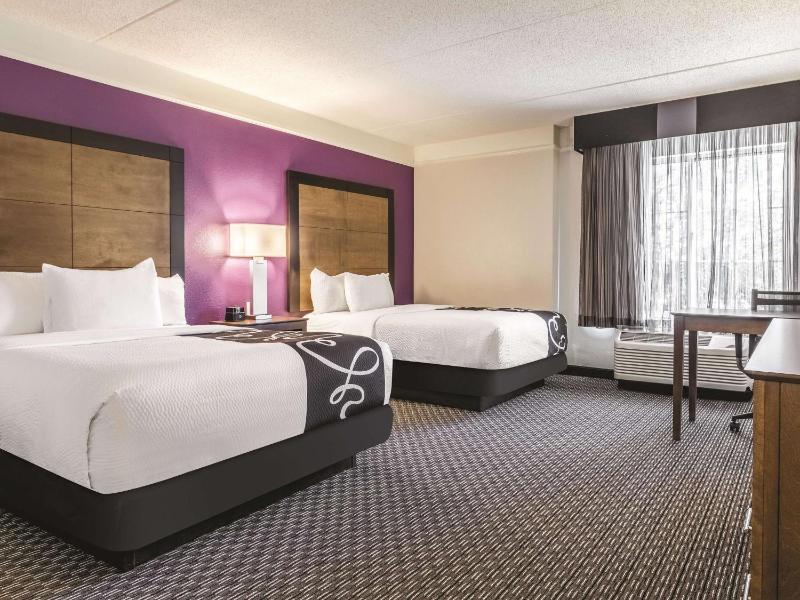 Deluxe Double Room with Two Double Beds image 2