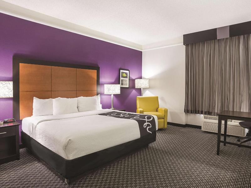 La Quinta Inn & Suites by Wyndham Phoenix Scottsdale - image 2