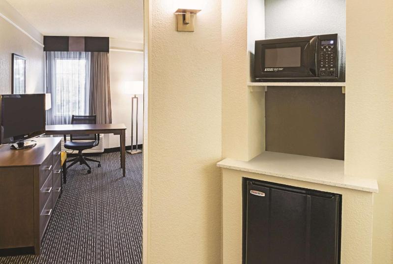 Deluxe King Room image 2