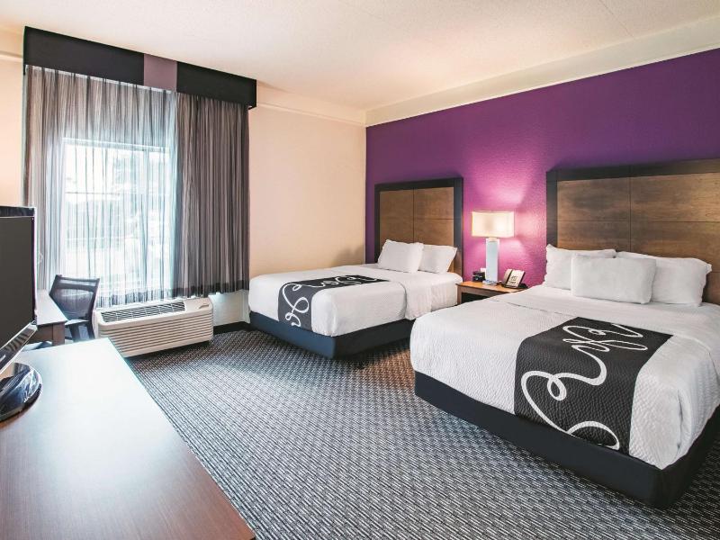 Double Room with Two Double Beds and Bath Tub - Mobility/Hearing Accessible - Non-Smoking image 2