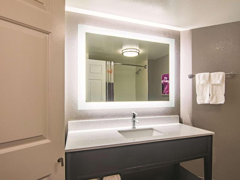 Double Room with Two Double Beds and View - Non-Smoking image 2