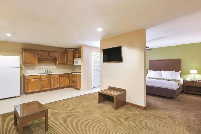 La Quinta Inn & Suites by Wyndham Austin North - image 3