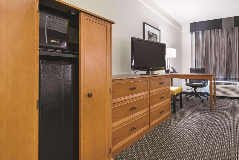 Deluxe King Room - Non-Smoking image 3