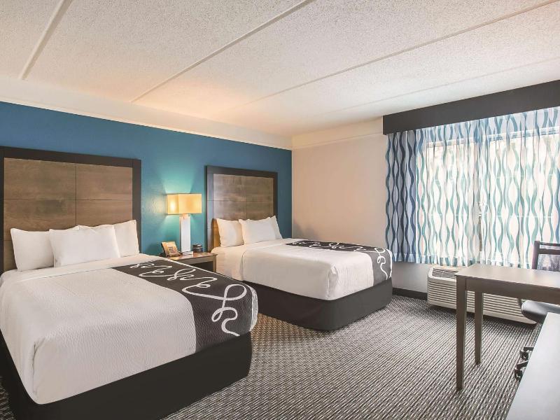 Double Room with Two Double Beds and Bath Tub - Disability Access/Non-Smoking image 2
