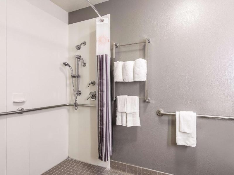 Double Room with Two Double Beds and Bathtub with Grab Bars/Mobility Access - Non-Smoking image 2