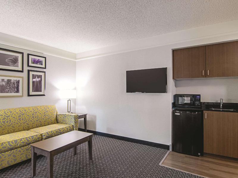 King Suite with Sofa Bed image 4