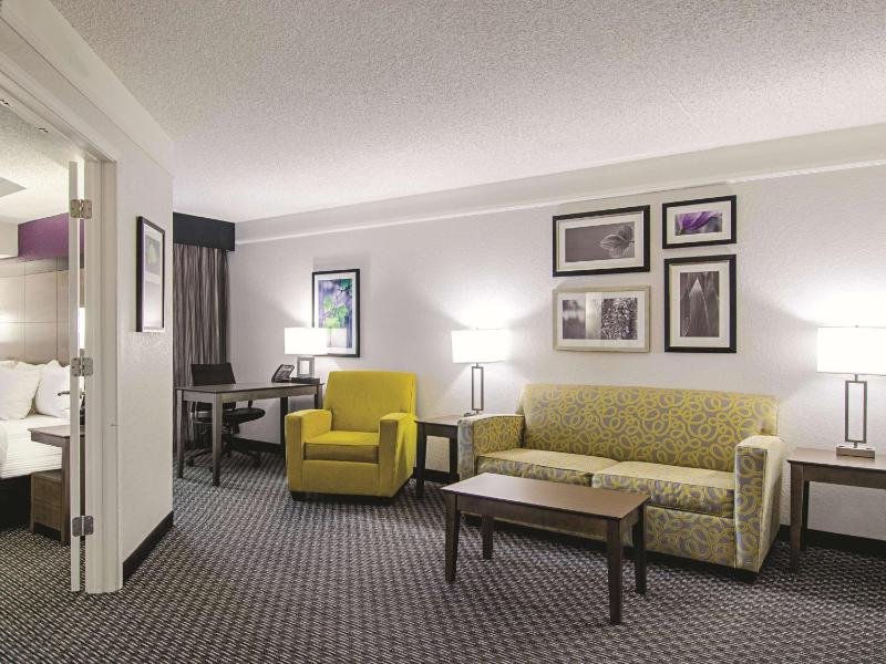 King Suite with Sofa Bed image 3
