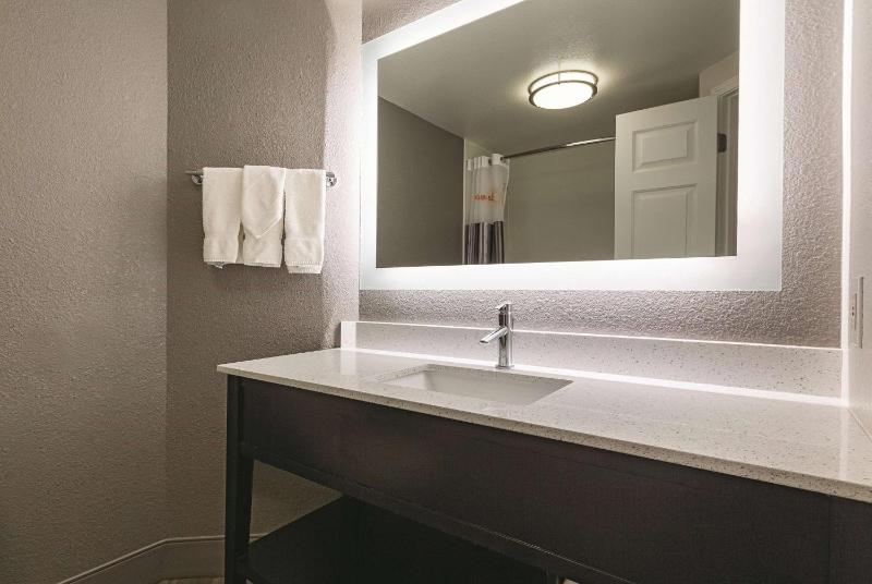 King Suite - Non-Smoking image 2