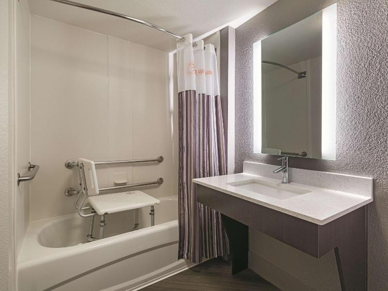 Double Room with Two Double Beds and Bath Tub - Mobility Accessible/Non-Smoking image 2