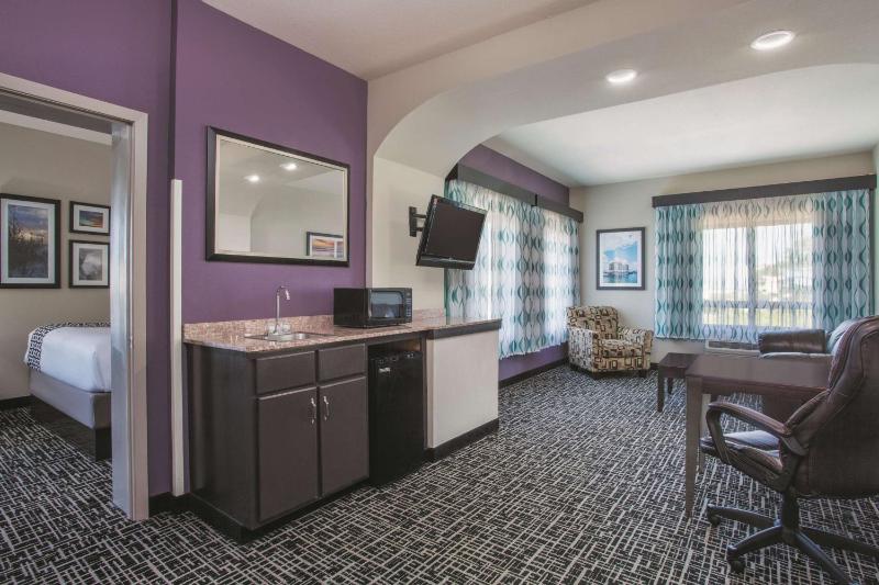 Deluxe King Suite - Non-Smoking image 3