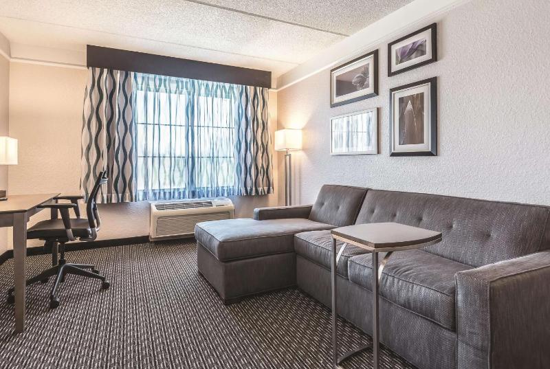 King Suite - Non-Smoking image 2