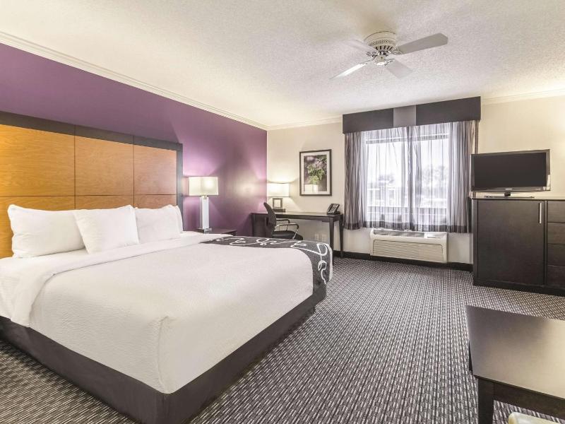 La Quinta Inn & Suites by Wyndham Cleveland - Airport North - image 8