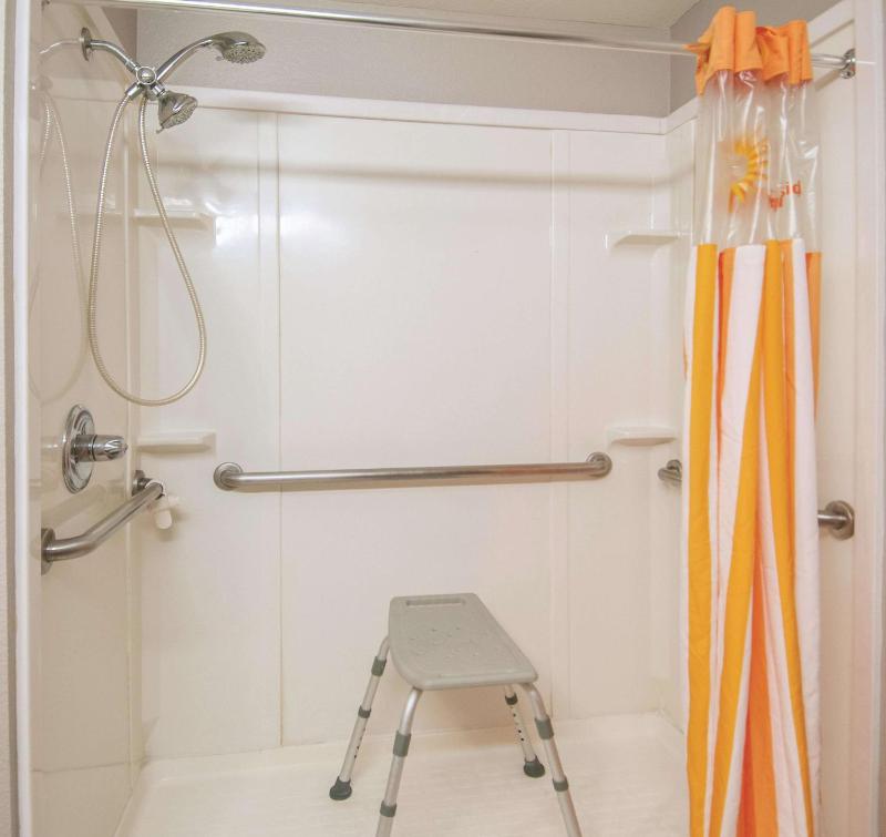 1 Double Bed, Mobility/Hearing Accessible Room, Non-Smoking image 2