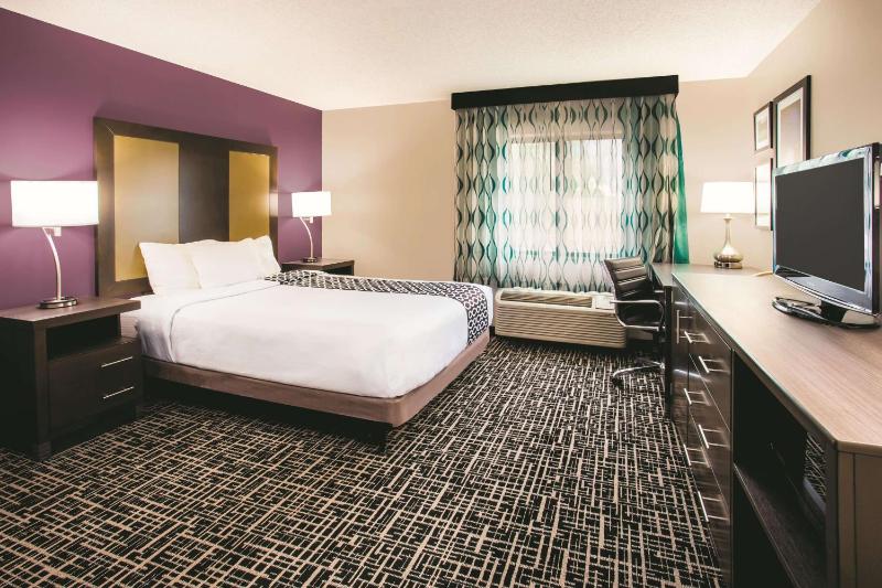 Queen Room with Roll-In Shower - Mobility Accessible/Non-Smoking image 3