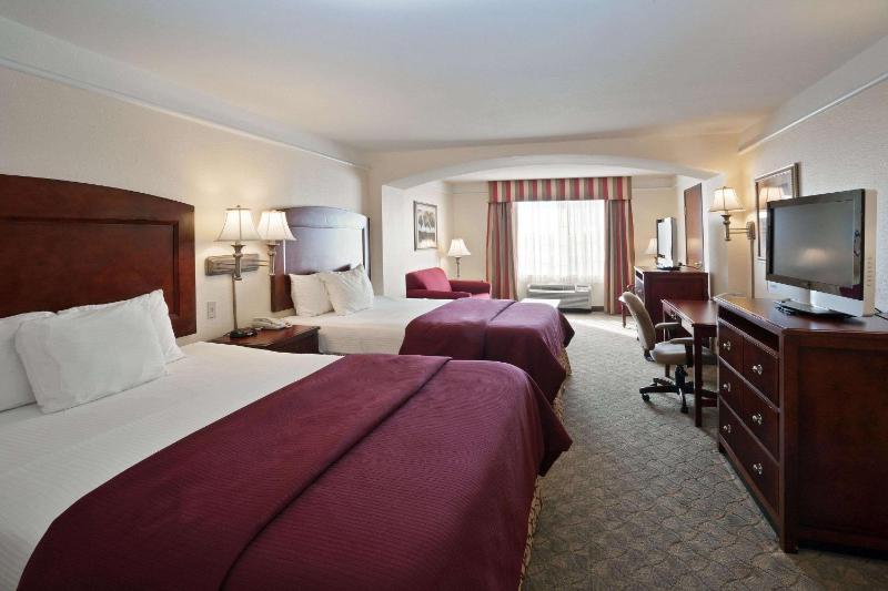 Queen Room with Two Queen Beds and Roll-in Shower - Mobility Accessible/Non-Smoking image 2