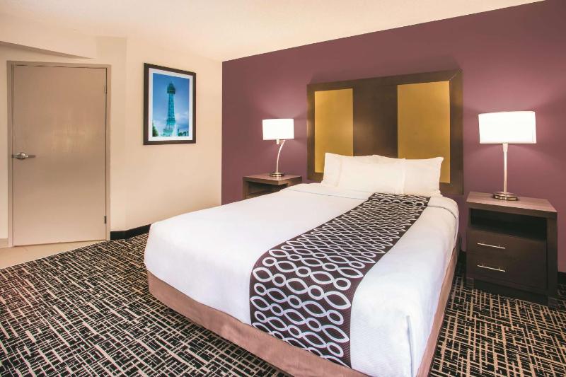 Queen Room with Roll-In Shower - Mobility Accessible/Non-Smoking image 2